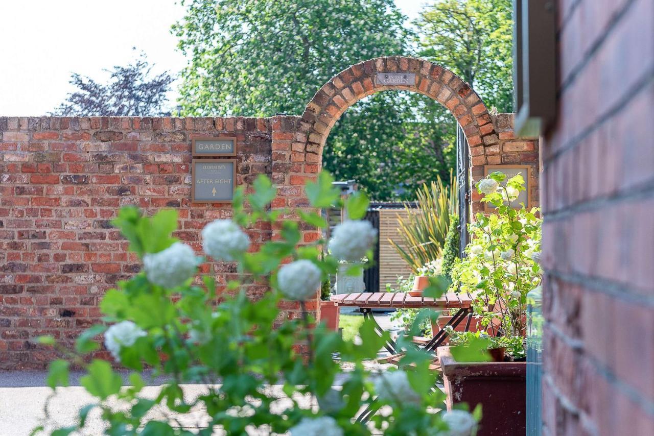 Clementine'S Guest House York Exterior foto The garden of the former stable block