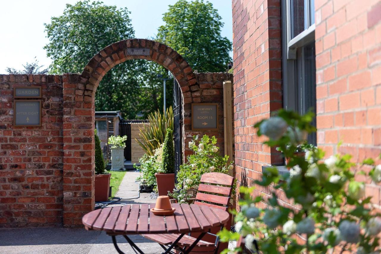 Clementine'S Guest House York Exterior foto The courtyard at the former stable block