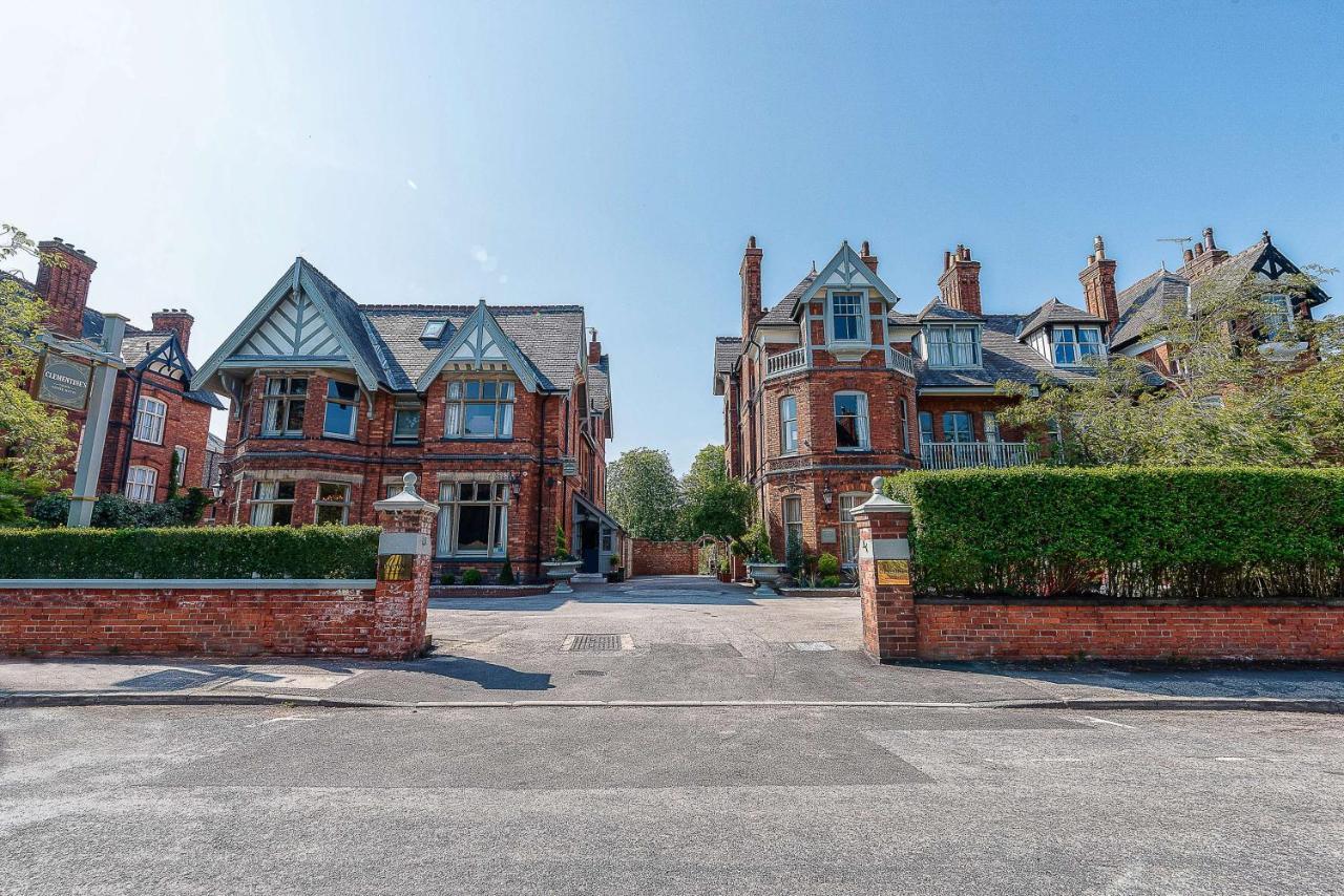 Clementine'S Guest House York Exterior foto The entrance to the former hospital